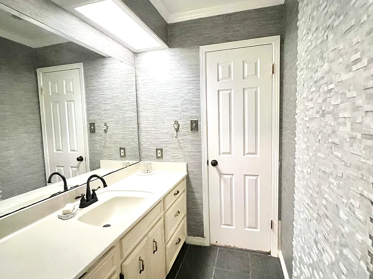 1408 Edgemont Cir — Photo 14