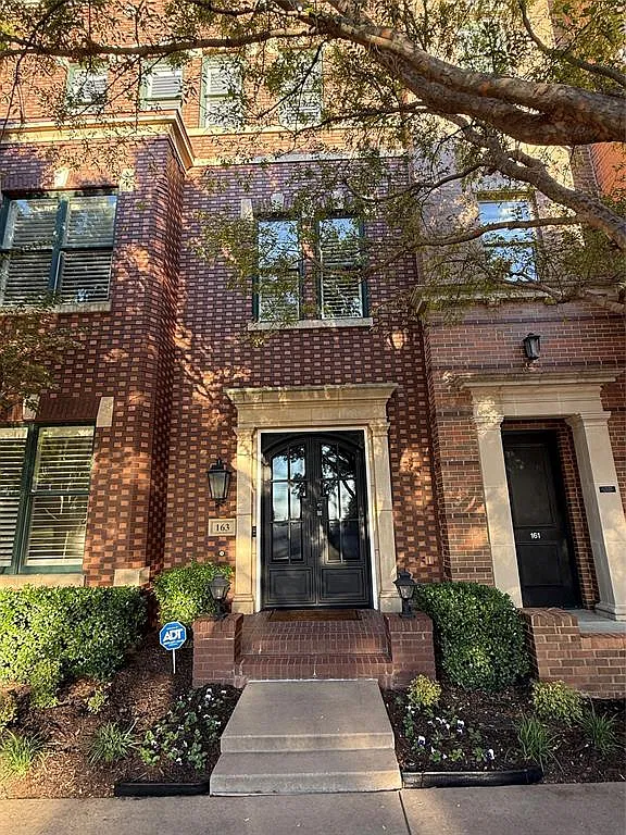 3 bed, 3.5 bath, 2902 sqft, $7,595 — Photo 3