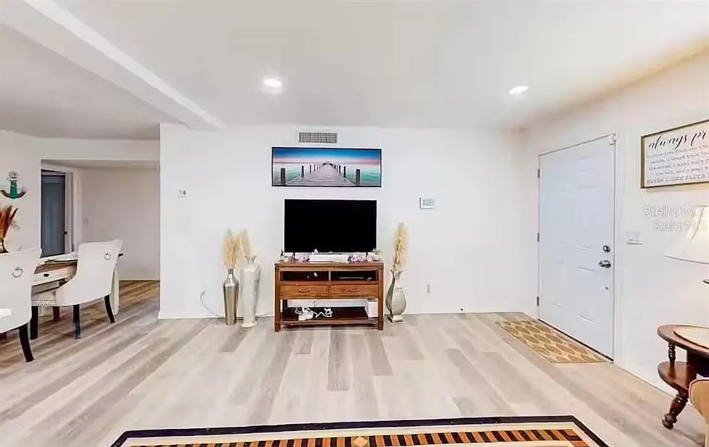 4 bed, 3.0 bath, 2042 sqft, $6,500 — Photo 3