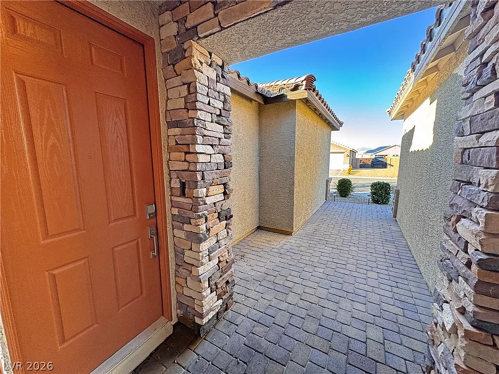 3 bed, 3.0 bath, 2317 sqft, $2,200 — Photo 2