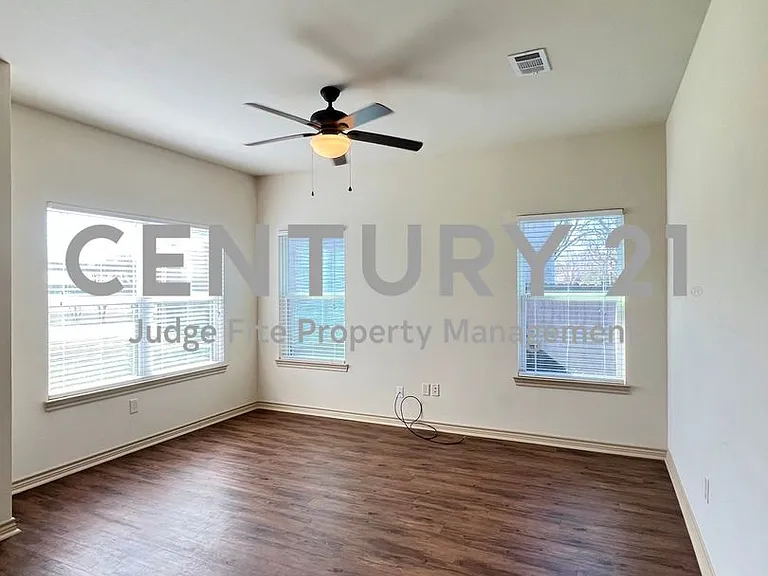 214 Lasso Cir — Photo 3