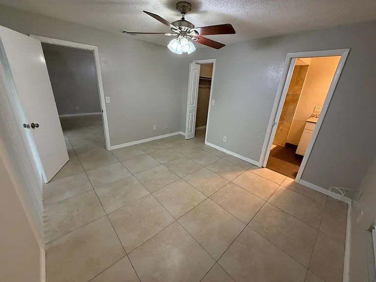 702 SE 47th St #2 — Photo 15