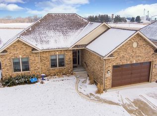 1934 Parkside Dr, Sycamore, IL 60178