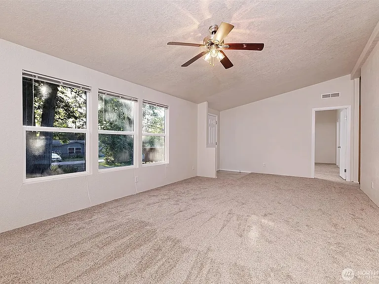 221 SE Fuchsia Ave — Photo 4