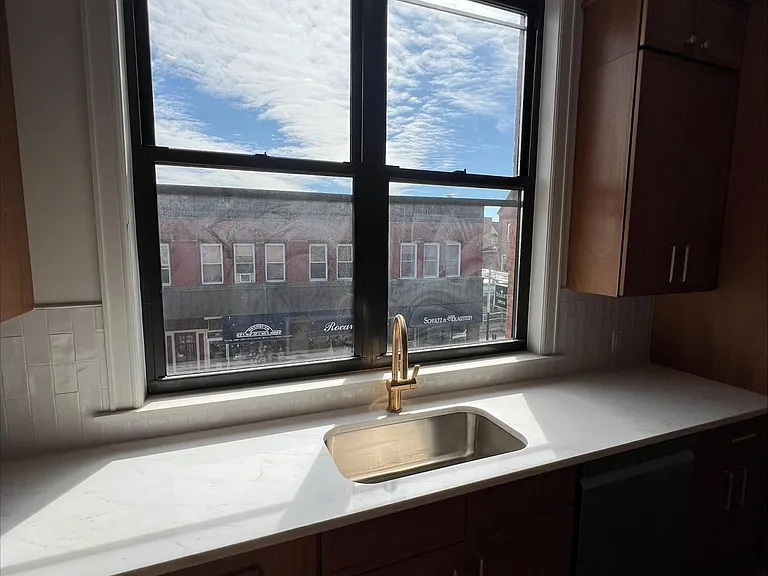 42 Monmouth St #C — Photo 9