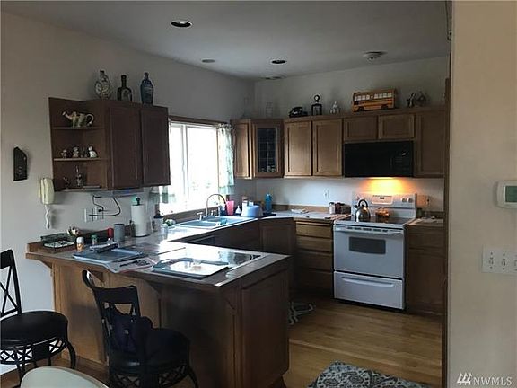 4th image of 701 E Country Club Dr E