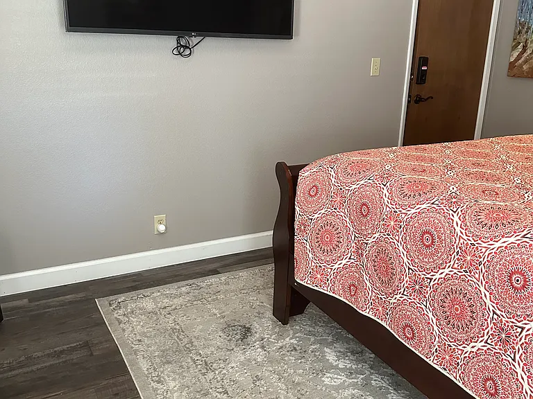 Furnished Queen Bed(Rm). 55" Wall mounted TV. Wi-Fi included. You supply your streaming channels/service