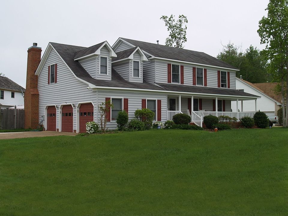 Front Yard - 3 CAR GARAGE