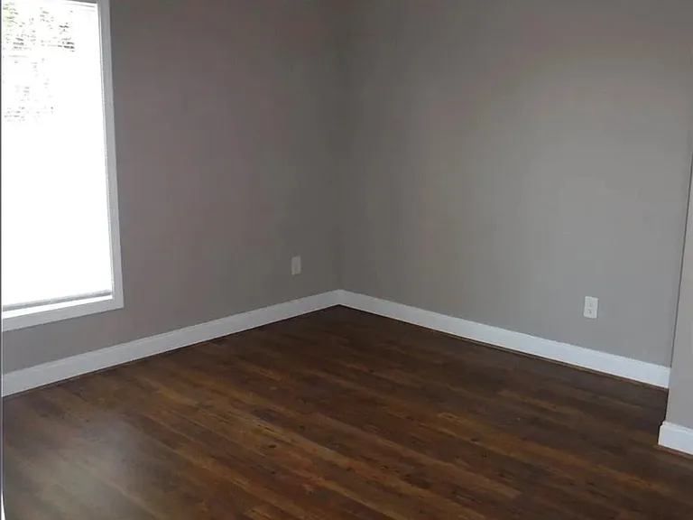 308 S Poplar St — Photo 3