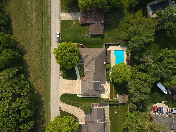 3rd image of 6640 W 131st St