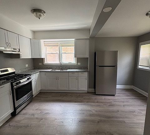 4th image of 12014 S La Salle St #1