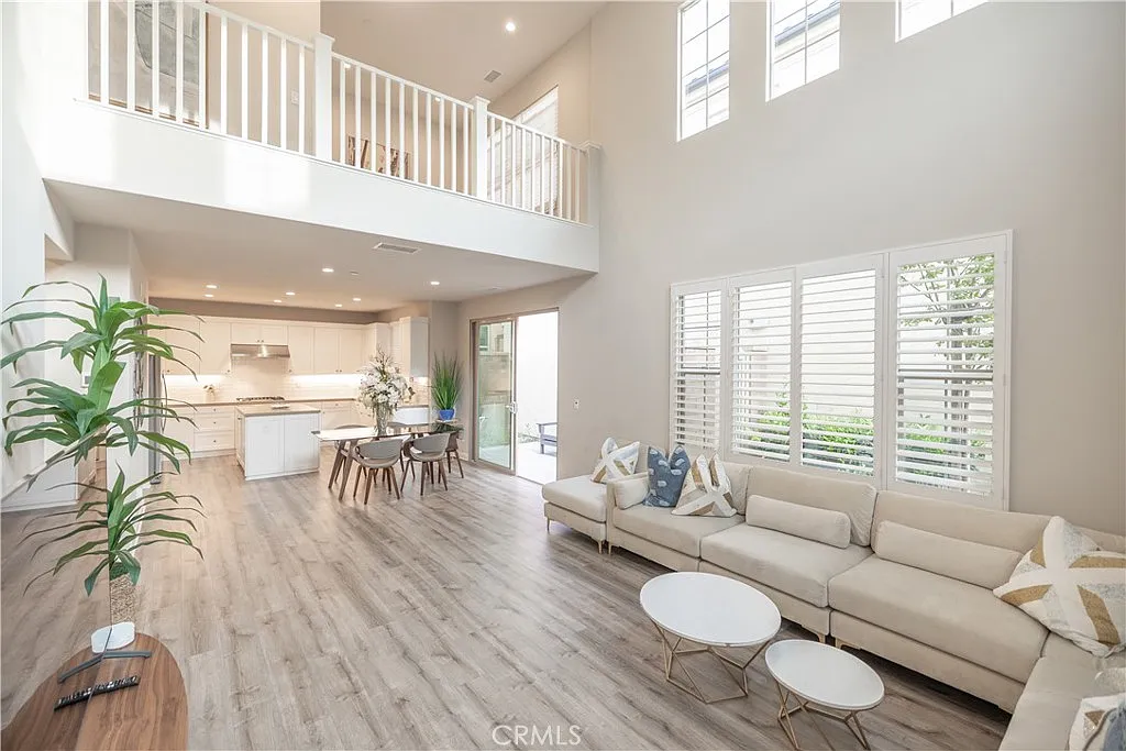 4 bed, 3.5 bath, 1999 sqft, $6,200 — Photo 2