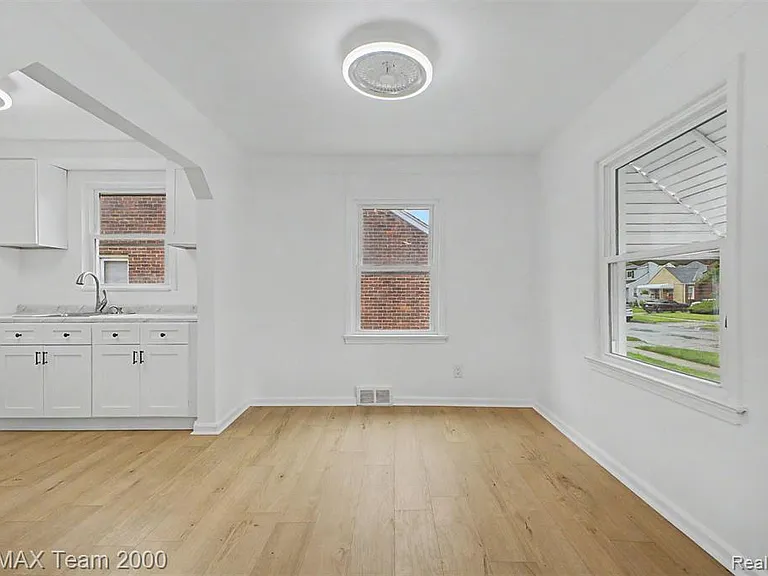 1670 Riverbank St — Photo 8
