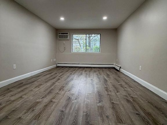 4th image of 169 Aiken Ave #8