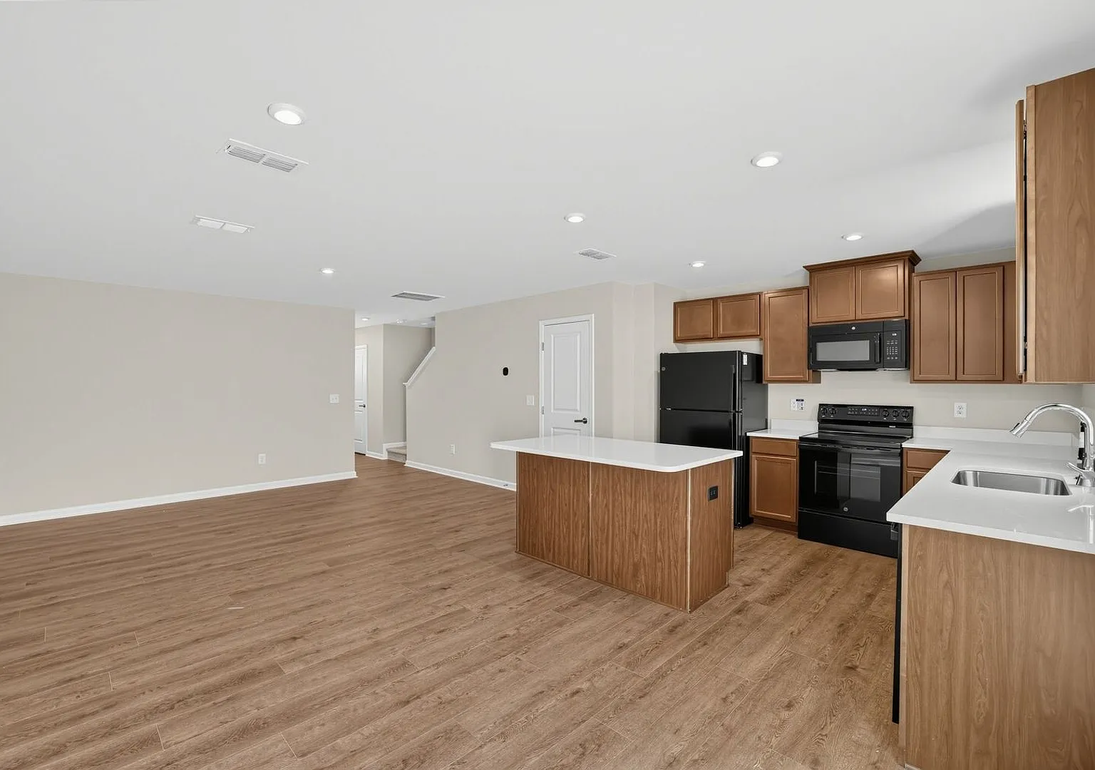 Charming 3BR Townhome in Lyman — Photo 2