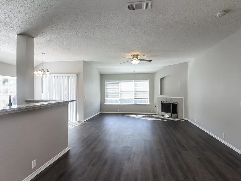822 Cascade Dr — Photo 2