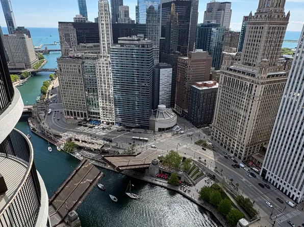 300 N State St, Chicago, IL