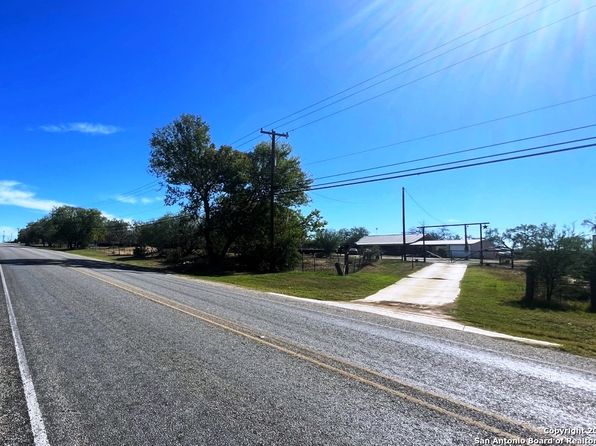 11612 LOOP 107, Adkins, TX 78101