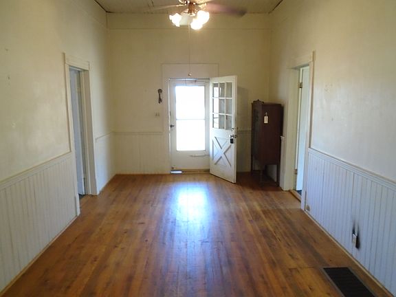 3rd image of 3869 Woodlawn St
