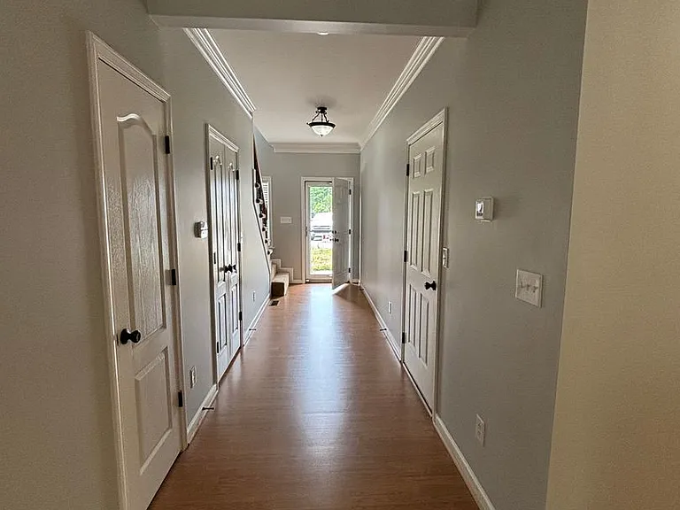 402 Beaumont Cir — Photo 2
