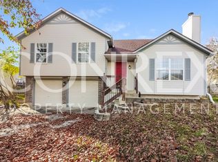1712 NE Stonewood Dr, Lees Summit, MO 64086