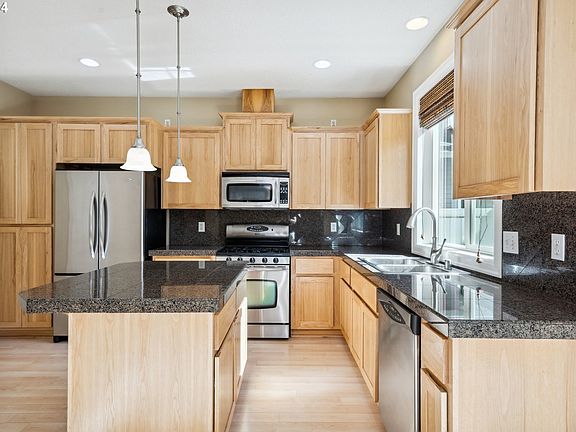 4th image of 705 NW 22nd Ave