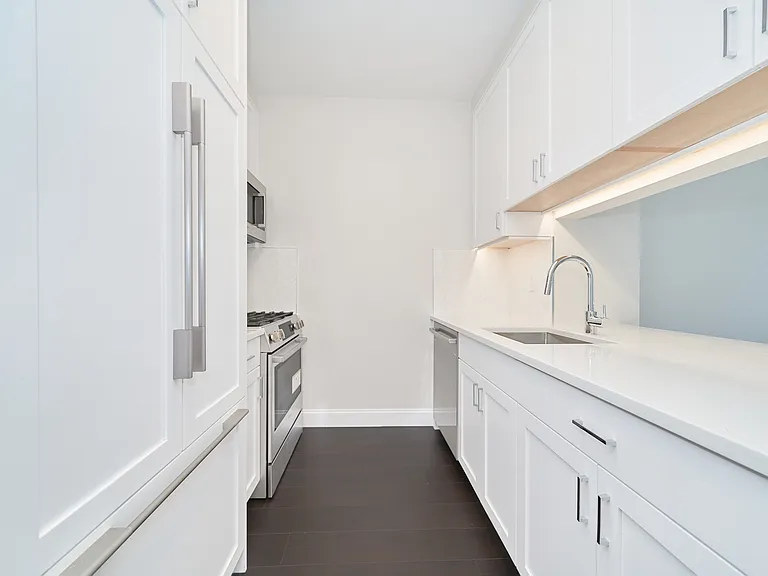 160 Riverside Blvd #18F — Photo 6