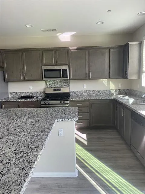 3 bed, 1905 sqft, $3,200 — Photo 4