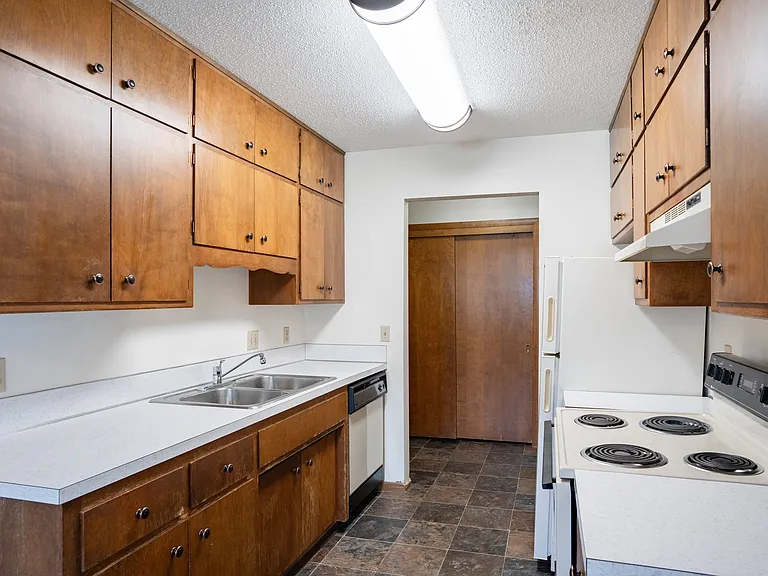 Fargo, ND Martha Alice Apartments | 21B | Kitchen