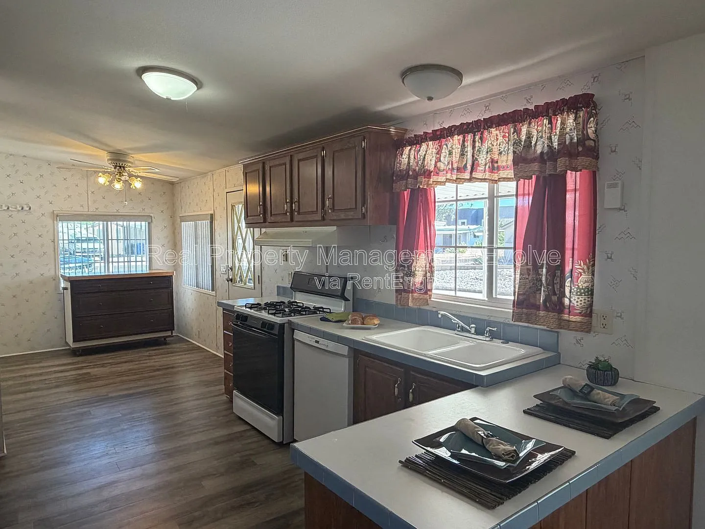 3 bed, 2.0 bath, 1400 sqft, $1,595 — Photo 3