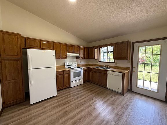 2nd image of 715 Pinewood Dr