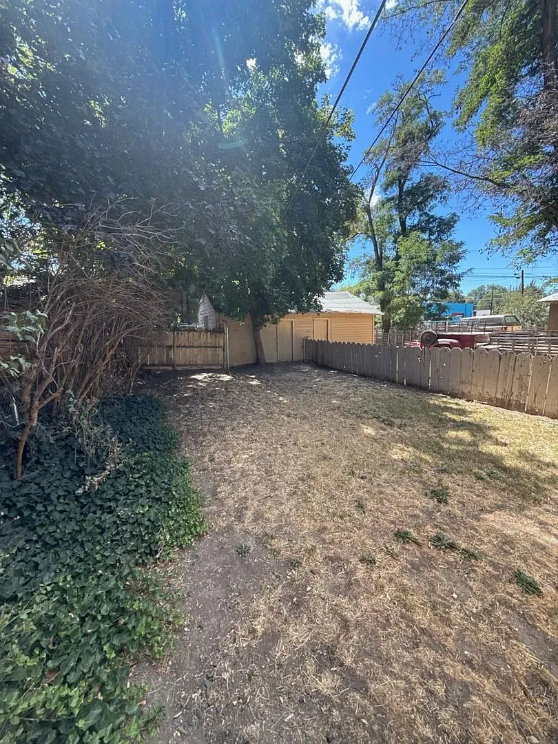 Vintage 1-Bedroom Duplex with Large Fenced Yard 3 miles from OIT and Sky Lakes Medical Center — Photo 3