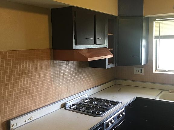 3rd image of 8813 Cherrywood Ln