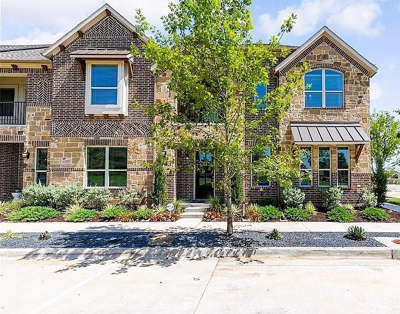 Town home entrance/Front