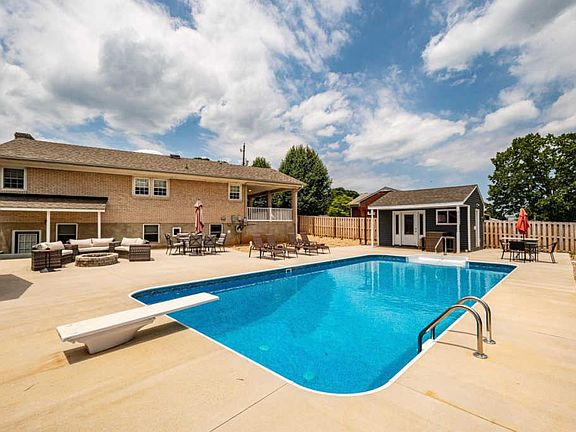 3rd image of 189 Oakdale Cir