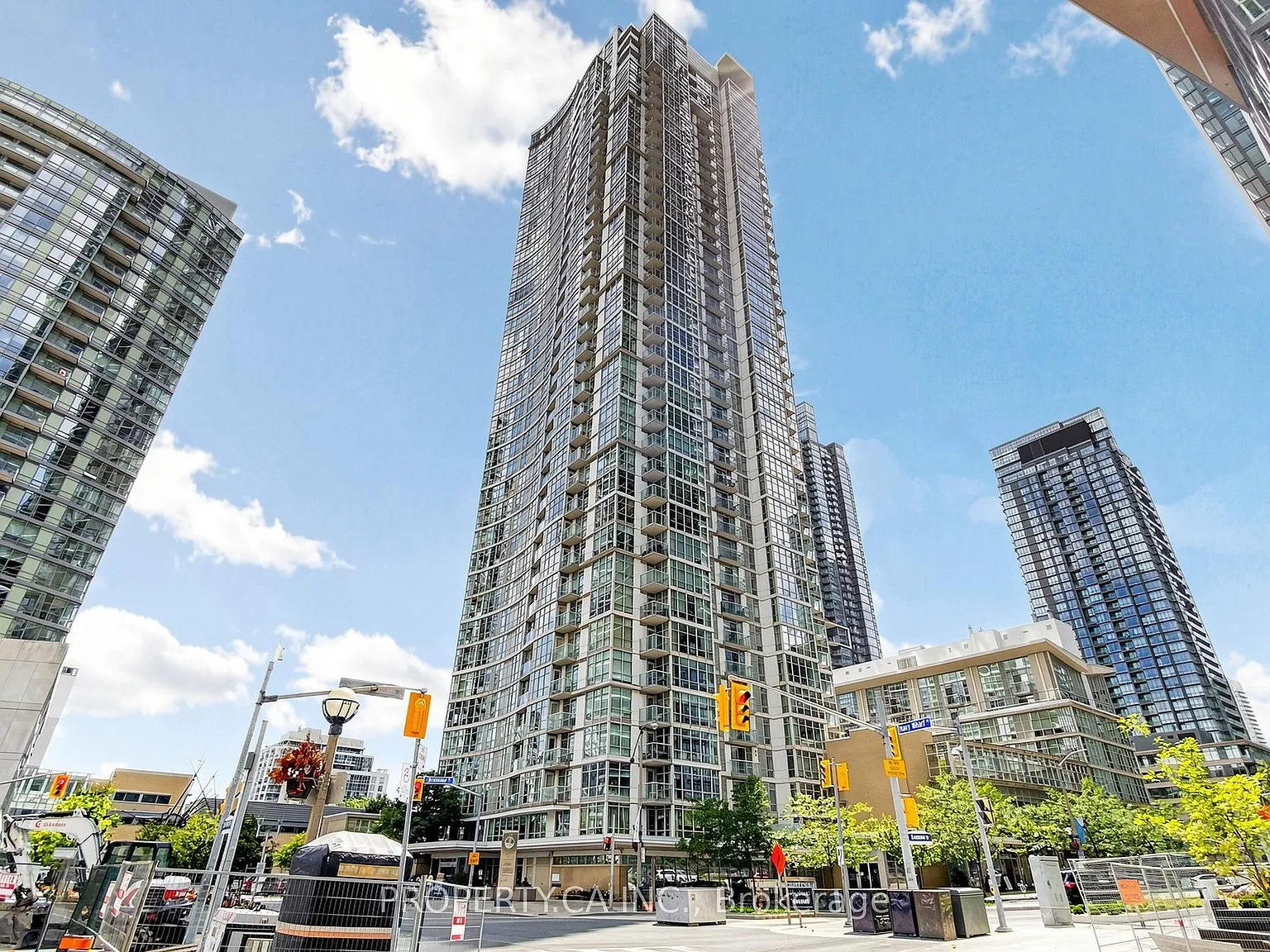 10 Navy Wharf Ct — Photo 1