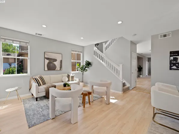 518 Rosewood Ln, Hercules, CA 94547
