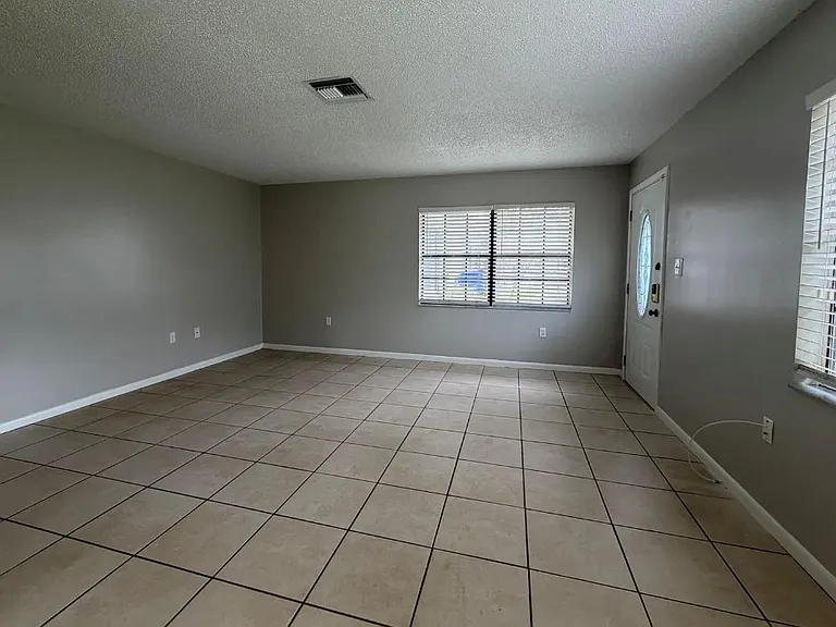1405 Crystal Ct #B — Photo 8