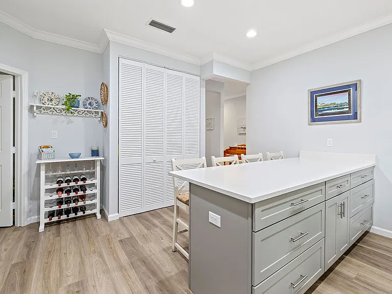 300 S Peppertree Dr — Photo 4