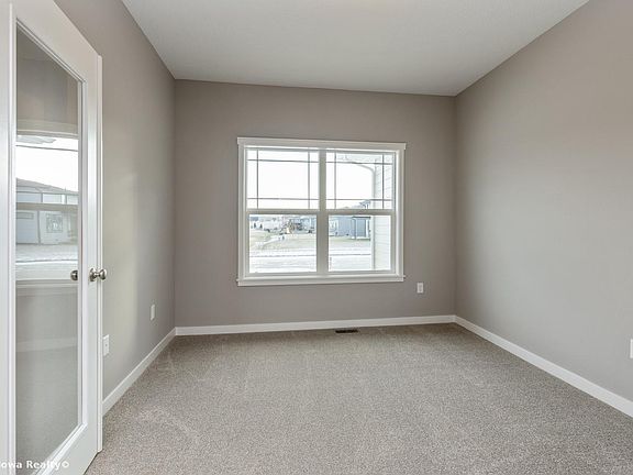 4th image of 395 NE Wolfpack Dr