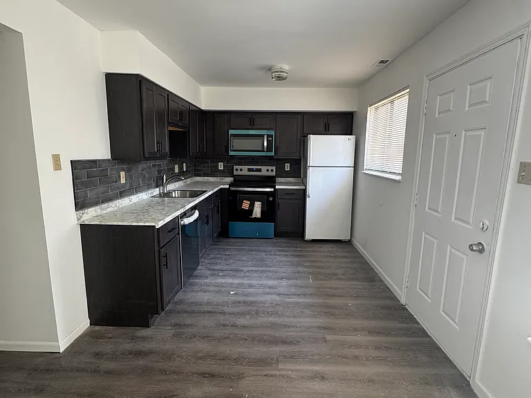 4025 Pleasant St — Photo 4
