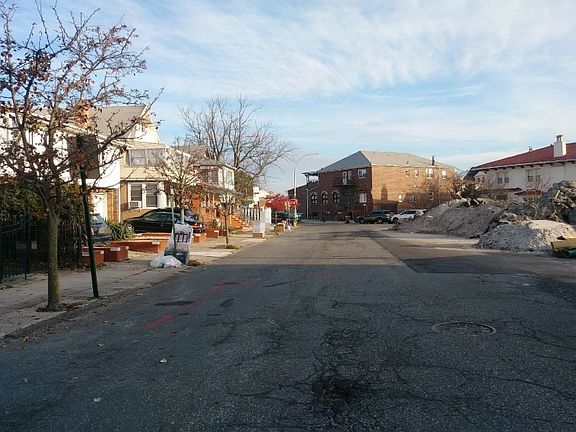 4th image of 4326 Manhattan Ave