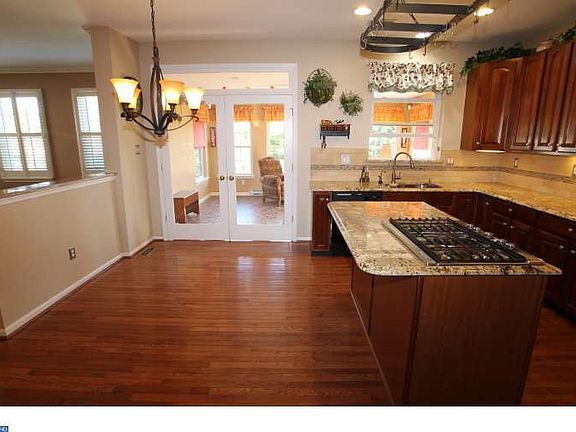 4th image of 255 Crittenden Dr