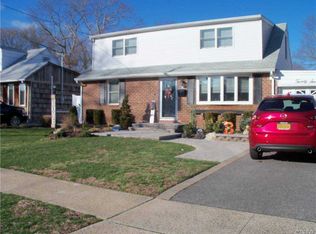 27 Tudor Rd, Farmingdale, NY 11735