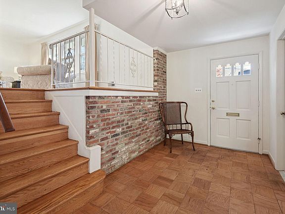 5th image of 10322 Dickens Ave