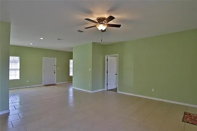 3 bed, 832 sqft, $2,400 — Photo 3