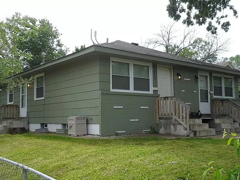2330 Irving Ave N — Photo 2