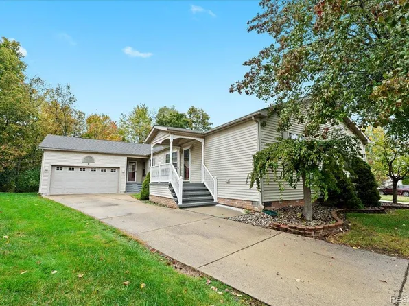 11078 Wood Run Cir, South Lyon, MI 48178