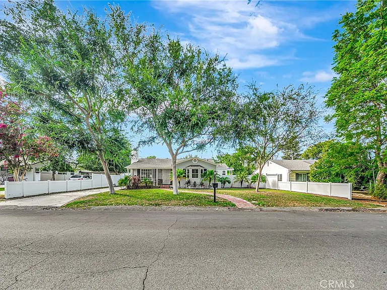 22907 Leonora Dr — Photo 46
