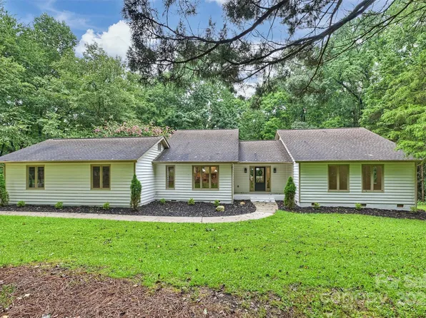 9520 Squirrel Hollow Ln, Charlotte, NC 28270